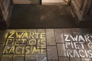 Schandalig: KOZP beklad stoep van hardwerkende bakker met 'Zwarte Piet is Racisme'