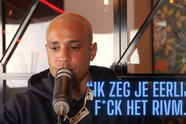Dappere rapper Bizzey spreekt zich uit tegen beleid Rutte en komt met onthulling: "RIVM bood mij geld aan"