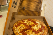 Pizzabakkers ontslagen nadat ze pizza's met hakenkruizen bezorgden