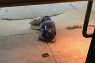 Dakloze man slaapt buiten dierenasiel in de hoop dat ze zijn verloren hond hebben gevonden
