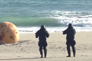 Mysterieuze grote stalen bal spoelt aan op Japans strand