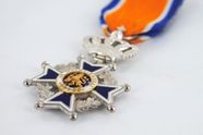 Deze Nederlander mag zich voortaan Ridder in de Orde van Oranje-Nassau noemen