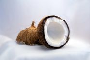 Vrouw probeert kokosnoot te openen en raakt vervolgens zwaargewond