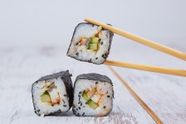 Worm nestelt zich in amandelen van Japanse vrouw na eten van sushi
