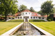 ZIEN: Gigantische villa Jan des Bouvrie te koop voor 10 miljoen euro