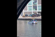 Bizarre gebeurtenis: te water geraakte bestuurder inhaleert ballon met lachgas op dak van zinkende auto