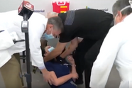 VIDEO: Verpleegster valt flauw voor de  camera, slechts enkele minuten na inname van het COVID-19-vaccin
