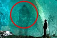 Een wetenschapper ontdekt iets vreemds in een ijsberg en staat versteld van wat het werkelijk is
