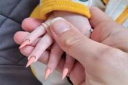 Het internet staat op zijn kop na de oproep van deze vrouw: 'Ik kan de nagels van jouw kind doen'