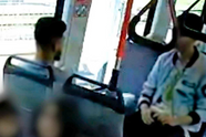 Politie is op zoek naar twee jonge verdachten die man (71) mishandelen in een tram