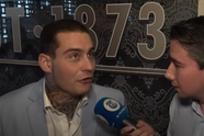 Douwe Bob gaat op de vuist met Telegraaf journalist tijdens interview