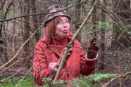 Bizarre beelden Marijke Helwegen gaan viraal: "Knabbelt aan dennentakken in een bos"