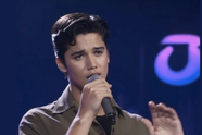 Niemand had verwacht dat deze 16-jarige jongen precies zoals Elvis zou klinken, maar hij weet velen te verbazen