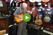 81-jarige pakt een gitaar en verbaast iedereen met deze adembenemende solo