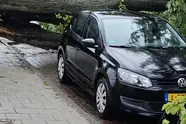Beelden: Volkswagen wordt precies niet geraakt door storm Poly