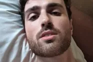 Duncan Laurence stopt halverwege concert en laat fans verbijsterd achter: 'Paniekaanval!'
