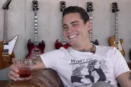 Douwe Bob draait volledig door en sluit vrouw op in koffer