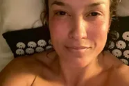 Katja Schuurman probeert op eigenaardige wijze een soa te bestrijden