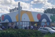 Uitverkoop Brantano zorgt voor ongeziene drukte: honderden mensen schuiven urenlang aan