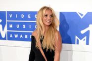 Britney Spears houdt enkel nog een onderbroekje aan