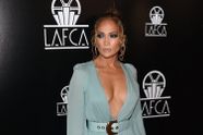 Jennifer Lopez (51) doet mannenharten sneller slaan met wel zéér diep decolleté