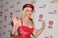 Katy Perry verleidt haar mannelijke fans in pikante outfit