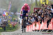 Alberto Bettiol verrast topfavorieten in Ronde van Vlaanderen