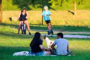 Nieuwe coronarichtlijnen: gezin met jonge kinderen mag vanaf nu de auto nemen voor recreatieve activiteiten, verboden om in parken te gaan zitten