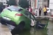 Jonge bestuurder heeft pas rijbewijs en vergist zich van pedaal in Laken: Auto belandt in fontein