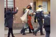 Zwarte Pieten opgepakt door politie, kinderen huilen