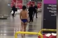 Vrouw trekt plots al haar kleren uit in luchthaven