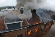 Ook dat nog na noodweer: Huizen staan in lichterlaaie, brandweer kan er niet bij om te blussen