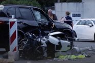 Motoragent levensgevaarlijk gewond nadat Porsche frontaal tegen hem aan knalt