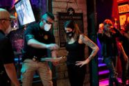 Verenigde Staten kreunt onder coronabesmettingen: "Nieuwe piek door jonge mensen die naar bars gaan en zich niet aan regels houden"