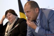 Theo Francken pleit voor strengere regels rond asielaanvragen, Maggie De Block reageert: "Dat is onwettelijk"
