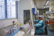 Janssen Pharmaceutica begint coronavaccin te testen op mensen: "In het eerste deel van volgend jaar kunnen we mogelijk al beginnen vaccineren"
