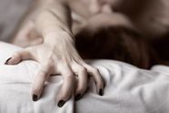 Medische aandoening bezorgt vrouw 11 orgasmes per dag: “Het gebeurt overal en altijd”