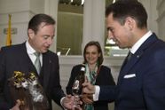 Leuke humor tussen Bart De Wever en Tom Van Grieken bij ontmoeting