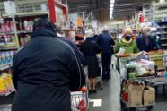 Mensen zijn opnieuw massaal aan het hamsteren, gigantische wachtrijen aan supermarkten