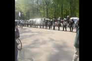 Politie start met ontruiming Ter Kamerenbos en zet traangas in