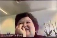 Maggie De Block peutert tijdens videovergadering stevig in haar neus
