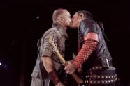 Bandleden van Rammstein kussen elkaar openlijk tijdens concert: Dit is de reden waarom
