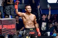 Publiek ontploft! Vechtheld Buakaw veegt podium leeg bij live concert