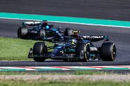De race van Mercedes | Russell sneert naar Hamilton: 'DRS geven is het minste wat hij kan doen nu'