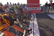 Kooij dankt perfecte lead-out van Cavendish in millimetersprint tegen Merlier in UAE Tour