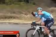 🎥 Waarom? Omdat het kan! Mark Cavendish maakt al fietsend selfie tijdens Ronde van Colombia