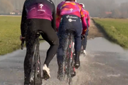 🎥 Waterballet op de ondergelopen kasseien: SD Worx-vrouwen verkennen Parijs-Roubaix op tonen van Jan Smit
