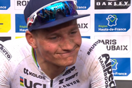 Toffe actie, Mathieu! Van der Poel gooit in volle finale Parijs-Roubaix bidon naar jonge fan