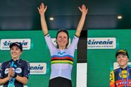 Van Vleuten niet op het podium in laatste Tour de France: 'Hoor er op deze manier ook niet thuis'