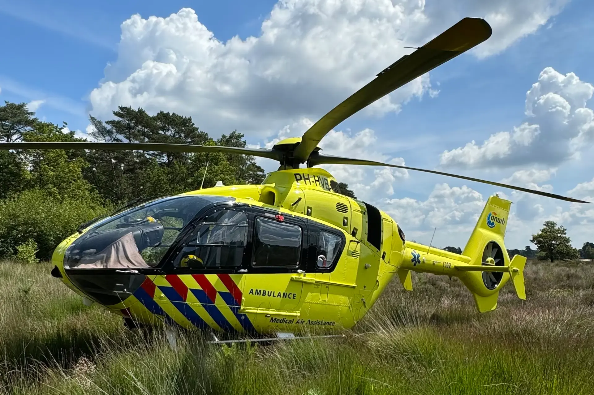 Kitesurfer overleden na harde val in duinen bij Rockanje